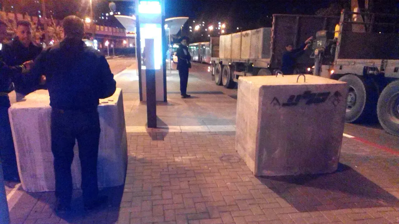 מחסומי בטון שמוצבים בסמוך לתחנות ההסעה של הרכבת הקלה למניעת כניסת רכב לשטח המתנת הנוסעים לרכבת מחסומי בטון שמוצבים בסמוך לתחנות ההסעה של הרכבת הקלה למניעת כניסת רכב לשטח המתנת הנוסעים לרכבת