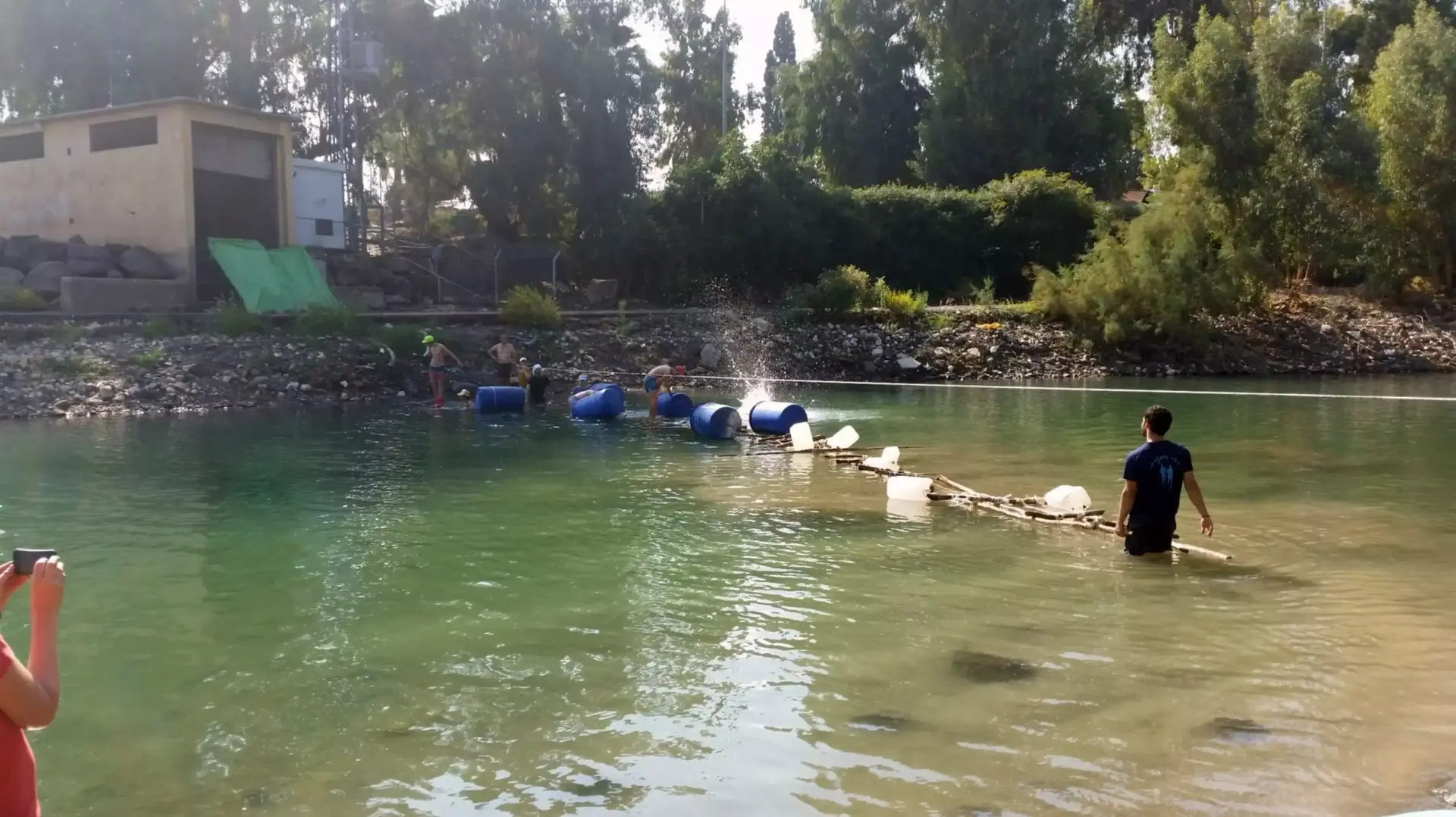 תלמידי כתה ט' מבית הספר "זומר" שברמת-גן מקימים גשר עץ היסטורי מעל הירדן תלמידי כתה ט' מבית הספר "זומר" שברמת-גן מקימים גשר עץ היסטורי מעל הירדן