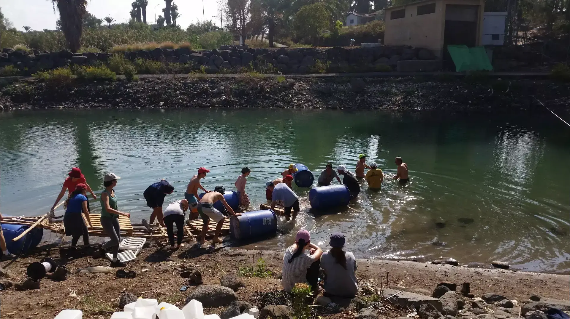 תלמידי כתה ט' מבית הספר "זומר" שברמת-גן מקימים גשר עץ היסטורי מעל הירדן תלמידי כתה ט' מבית הספר "זומר" שברמת-גן מקימים גשר עץ היסטורי מעל הירדן