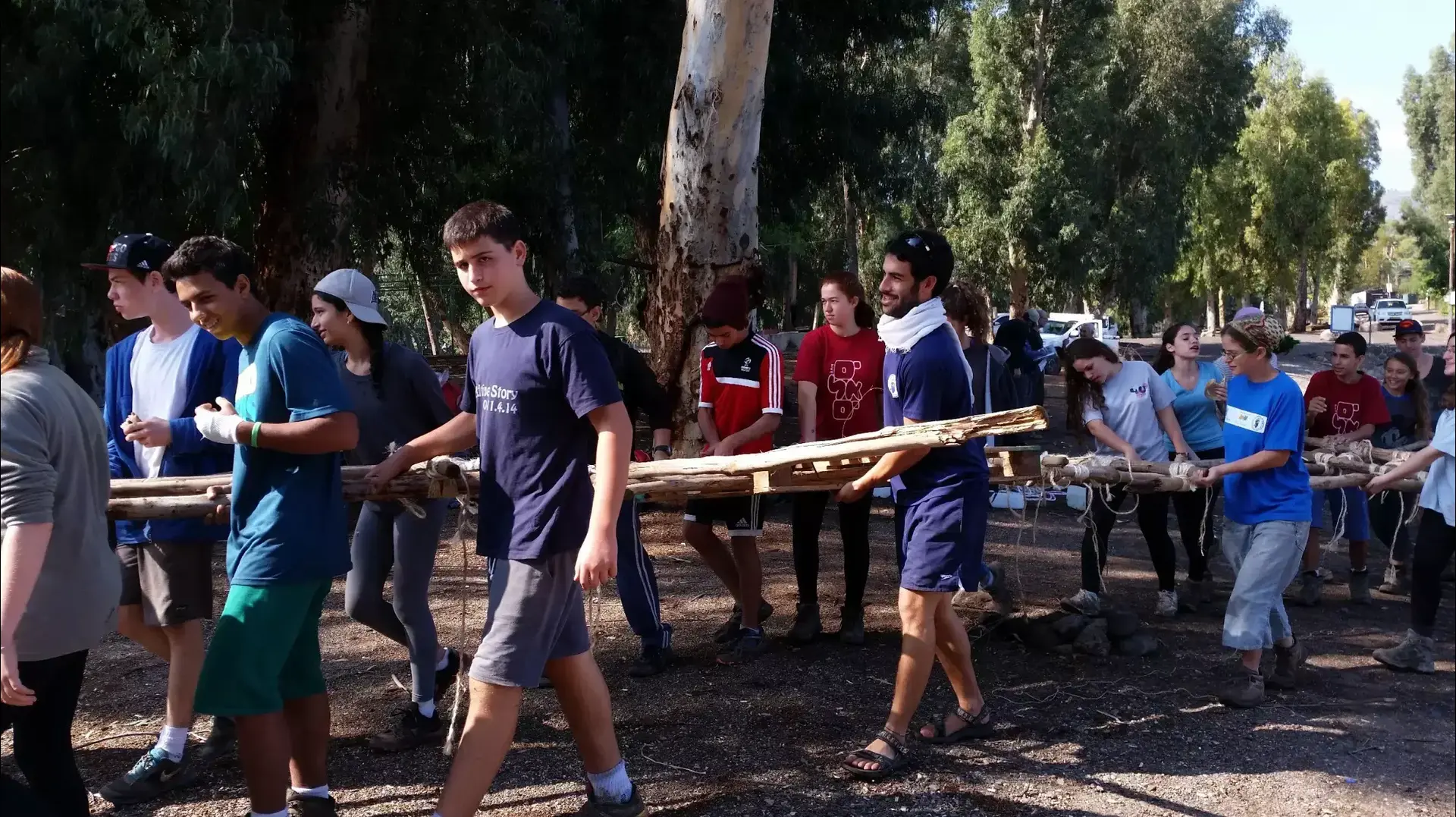 תלמידי כתה ט' מבית הספר "זומר" שברמת-גן מקימים גשר עץ היסטורי מעל הירדן תלמידי כתה ט' מבית הספר "זומר" שברמת-גן מקימים גשר עץ היסטורי מעל הירדן