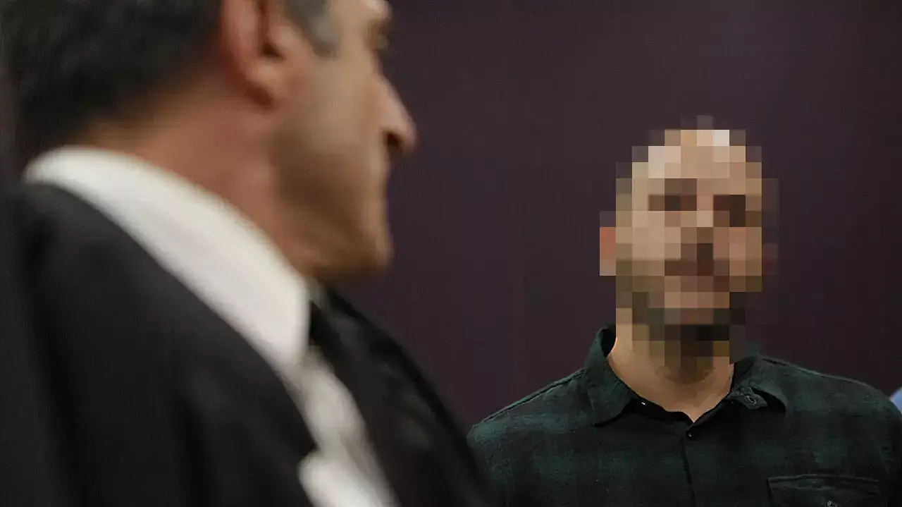 האב המטלטל ביום הקראת גזר דינו בבית המשפט המחוזי, תל אביב