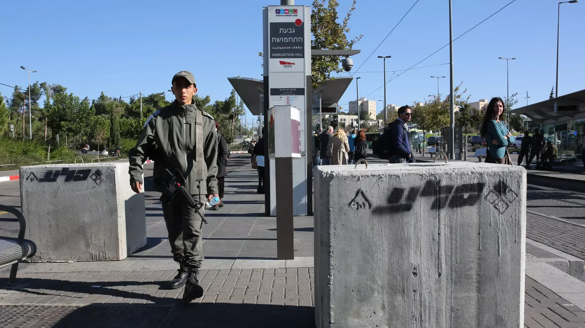 המשטרה הציבה מחסומי בטון בתחנות הרכבת הקלה בירושלים, נובמבר 2014 המשטרה הציבה מחסומי בטון בתחנות הרכבת הקלה בירושלים, נובמבר 2014