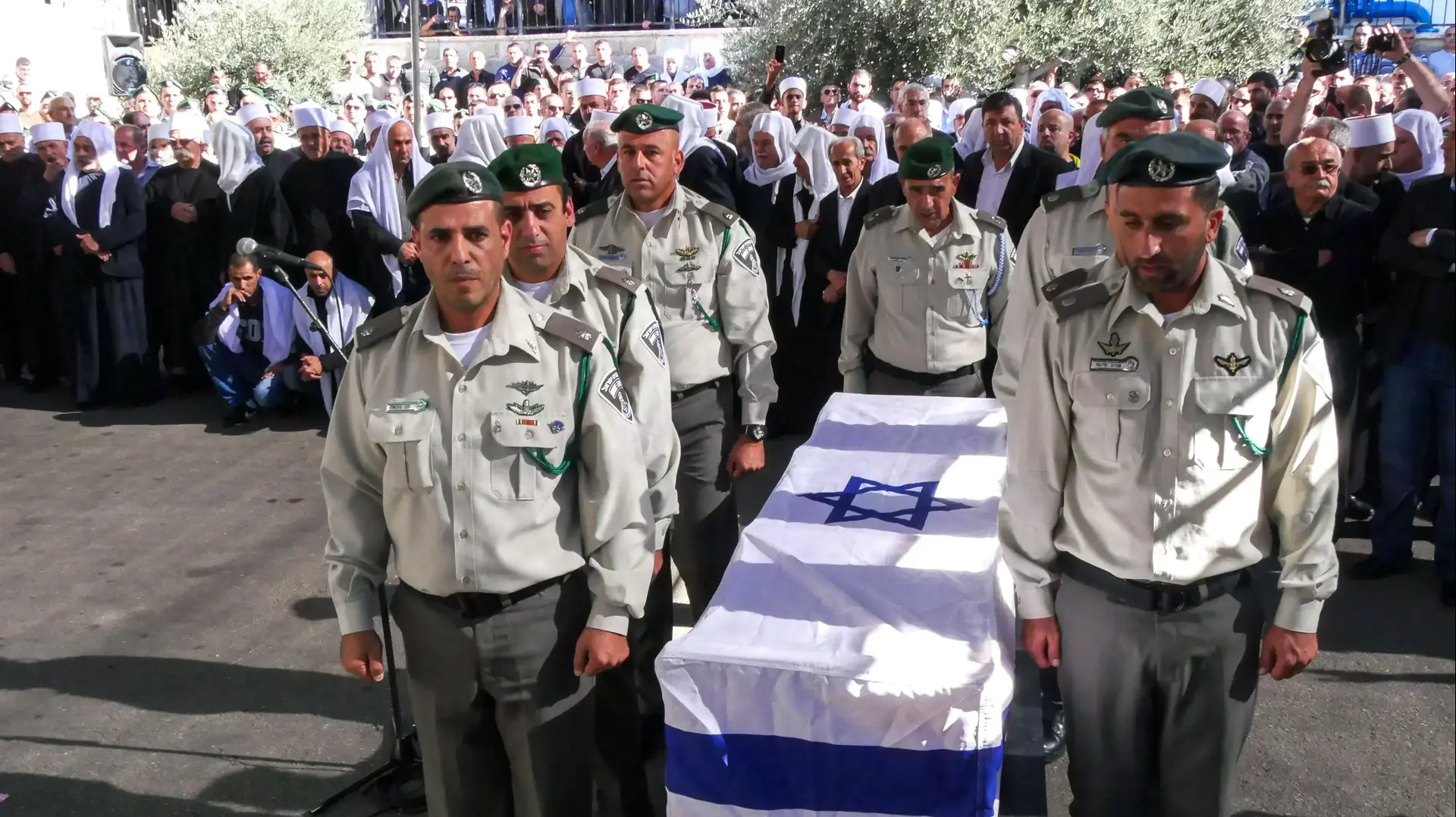 הלוויתו של פקד ג'דעאן אסעד מבית ג'אן שנהרג בפיגוע הדריסה בירושלים, נובמבר 2014 הלוויתו של פקד ג'דעאן אסעד מבית ג'אן שנהרג בפיגוע הדריסה בירושלים, נובמבר 2014