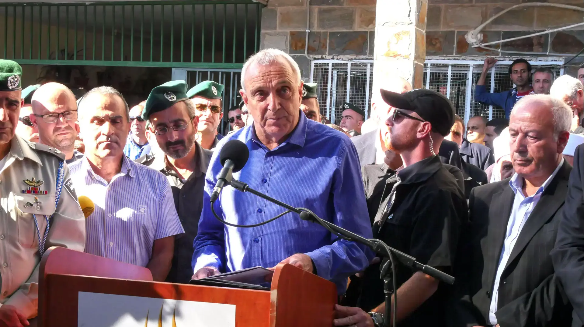 השא אהרונוביץ' הלוויתו של פקד ג'דעאן אסעד מבית ג'אן שנהרג בפיגוע הדריסה בירושלים, נובמבר 2014 השא אהרונוביץ' הלוויתו של פקד ג'דעאן אסעד מבית ג'אן שנהרג בפיגוע הדריסה בירושלים, נובמבר 2014