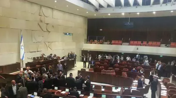 חברי הכנסת נפרדים מהשר גדעון סער, ובצד ראש הממשלה בנימין נתניהו חברי הכנסת נפרדים מהשר גדעון סער, ובצד ראש הממשלה בנימין נתניהו