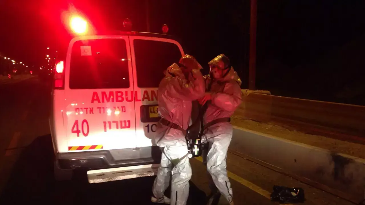 צוות של מגן דוד אדום באזור דליפת האמוניה באזור התעשייה בעמק חפר, 06 בנובמבר 2014 צוות של מגן דוד אדום באזור דליפת האמוניה באזור התעשייה בעמק חפר, 06 בנובמבר 2014