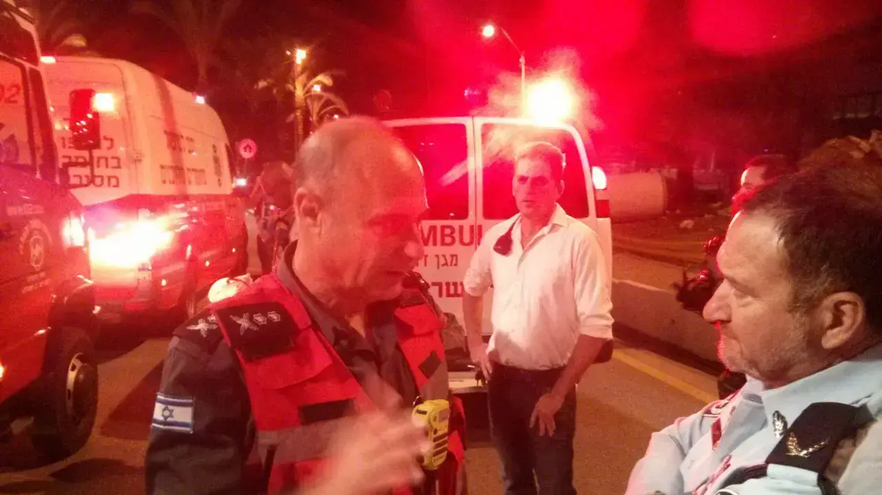 צוות של מגן דוד אדום באזור דליפת האמוניה באזור התעשייה בעמק חפר, 06 בנובמבר 2014 צוות של מגן דוד אדום באזור דליפת האמוניה באזור התעשייה בעמק חפר, 06 בנובמבר 2014