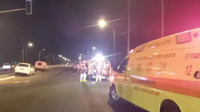 צוות של מגן דוד אדום באזור דליפת האמוניה באזור התעשייה בעמק חפר, 06 בנובמבר 2014