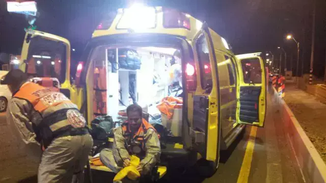 צוות של מגן דוד אדום באזור דליפת האמוניה באזור התעשייה בעמק חפר, 06 בנובמבר 2014 צוות של מגן דוד אדום באזור דליפת האמוניה באזור התעשייה בעמק חפר, 06 בנובמבר 2014