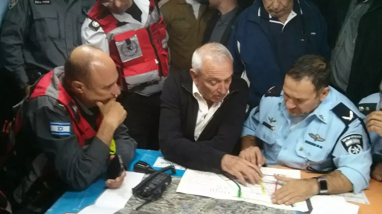 השר לביטחון הפנים, יצחק אהרונוביץ', בזירת דליפת האמוניה באזור התעשייה בעמק חפר, 6 בנובמבר 2014 השר לביטחון הפנים, יצחק אהרונוביץ', בזירת דליפת האמוניה באזור התעשייה בעמק חפר, 6 בנובמבר 2014