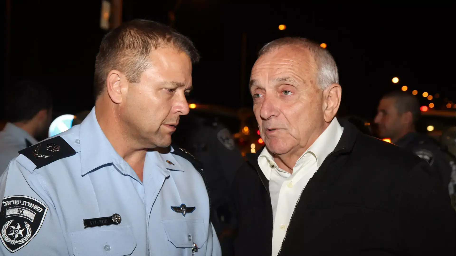 השר לביטחון פנים יצחק אהרונוביץ' בעמק חפר(בתמונה עם ניצב מוטי כהן מפקד מחוז מרכז) השר לביטחון פנים יצחק אהרונוביץ' בעמק חפר(בתמונה עם ניצב מוטי כהן מפקד מחוז מרכז)