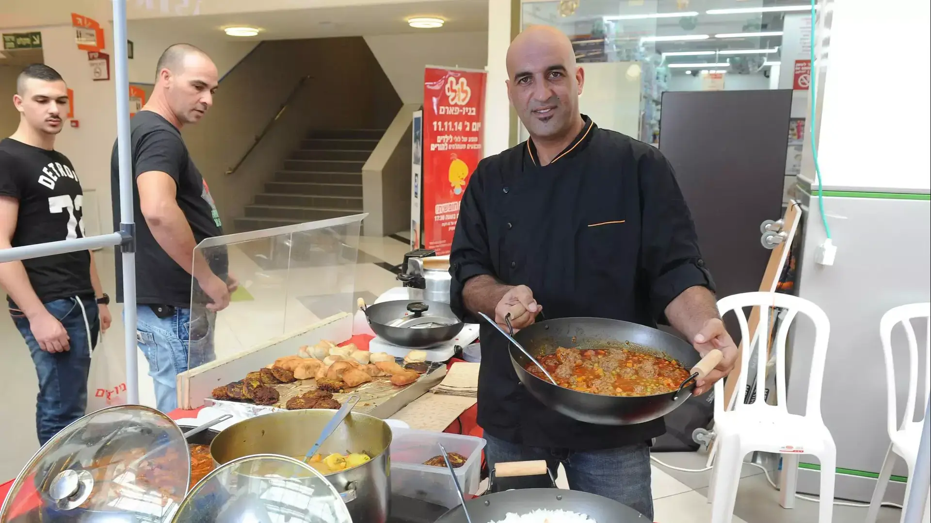 מנשה שליט בעלה של דנה שליט בעלת אוכל מוכן "מוזה" בקניון חוצות באשקלון מנשה שליט בעלה של דנה שליט בעלת אוכל מוכן "מוזה" בקניון חוצות באשקלון