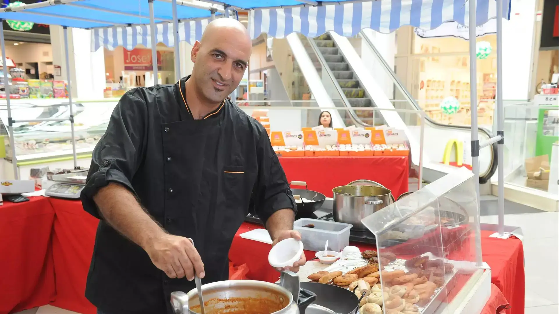 מנשה שליט בעלה של דנה שליט בעלת אוכל מוכן "מוזה" בקניון חוצות באשקלון מנשה שליט בעלה של דנה שליט בעלת אוכל מוכן "מוזה" בקניון חוצות באשקלון
