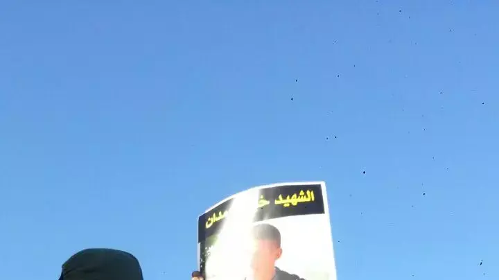 מפגינים בכפר כנא במחאה על מות צעיר שאיים על שוטרים ונורה 8 בנובמבר 2014 מפגינים בכפר כנא במחאה על מות צעיר שאיים על שוטרים ונורה 8 בנובמבר 2014