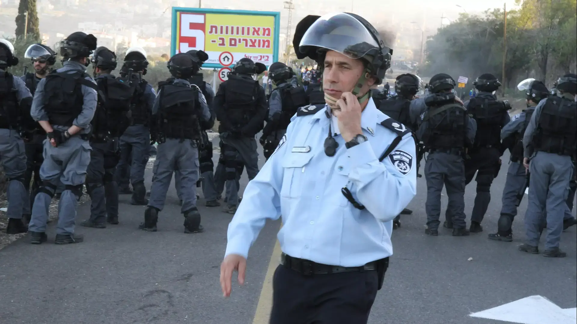 זהר דביר, מפקד המחוז הצפוני, בהפרות סדר בכפר כנא בעקבות מותו של תושב הכפר שנורה על ידי המשטרה זהר דביר, מפקד המחוז הצפוני, בהפרות סדר בכפר כנא בעקבות מותו של תושב הכפר שנורה על ידי המשטרה