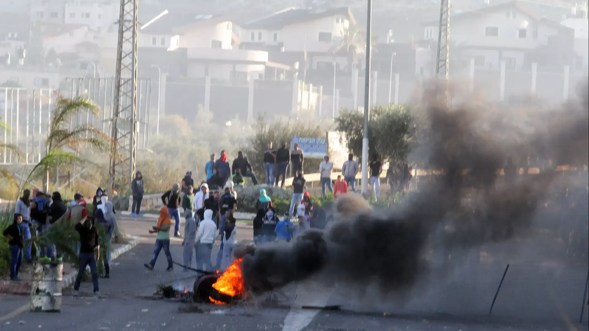 הפרות סדר בכפר כנא בעקבות מותו של תושב הכפר שנורה על ידי המשטרה הפרות סדר בכפר כנא בעקבות מותו של תושב הכפר שנורה על ידי המשטרה