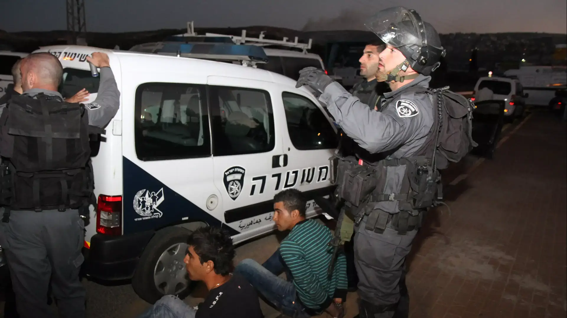 מעצר מתפרעים בכניסה לכפר כנא לאחר הפגנת המחאה על הרג תושב המקום על ידי המשטרה מעצר מתפרעים בכניסה לכפר כנא לאחר הפגנת המחאה על הרג תושב המקום על ידי המשטרה
