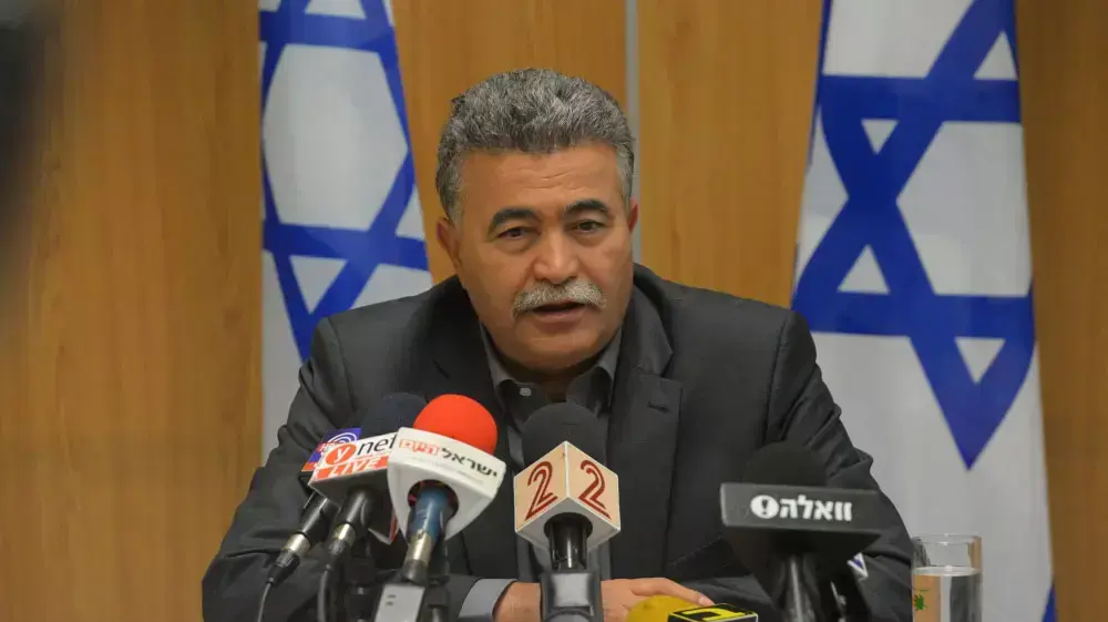 עמיר פרץ במסיבת עיתונאים בקירייה, נובמבר 2014 עמיר פרץ במסיבת עיתונאים בקירייה, נובמבר 2014