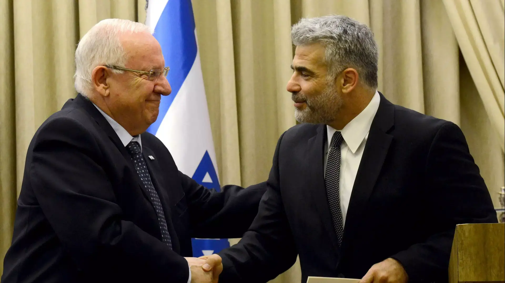נשיא המדינה ראובן (רובי) ריבלין עם שר האוצר יאיר לפיד בהגשת תקציב המדינה לשנת 2015 נשיא המדינה ראובן (רובי) ריבלין עם שר האוצר יאיר לפיד בהגשת תקציב המדינה לשנת 2015