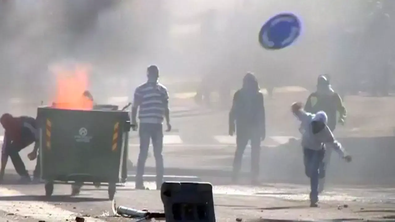 הפגנות אלימות בכפר קאסם; השוטר טוען שירה לעבר היד