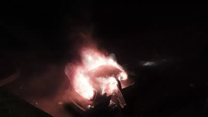 גבר הותקף בטייבה על ידי מקומיים שהוציאו אותו ממכוניתו ושרפו אותה, נובמבר 2014 גבר הותקף בטייבה על ידי מקומיים שהוציאו אותו ממכוניתו ושרפו אותה, נובמבר 2014