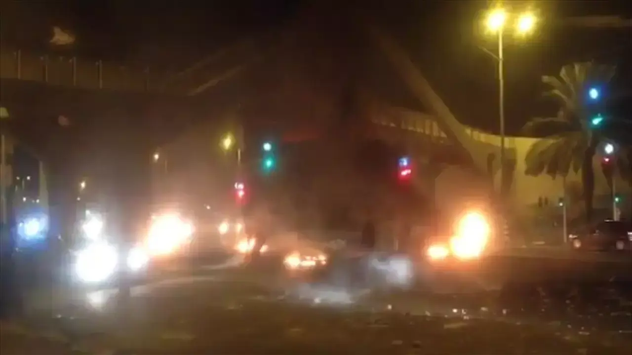 גבר הותקף בטייבה על ידי מקומיים שהוציאו אותו ממכוניתו ושרפו אותה, נובמבר 2014 גבר הותקף בטייבה על ידי מקומיים שהוציאו אותו ממכוניתו ושרפו אותה, נובמבר 2014
