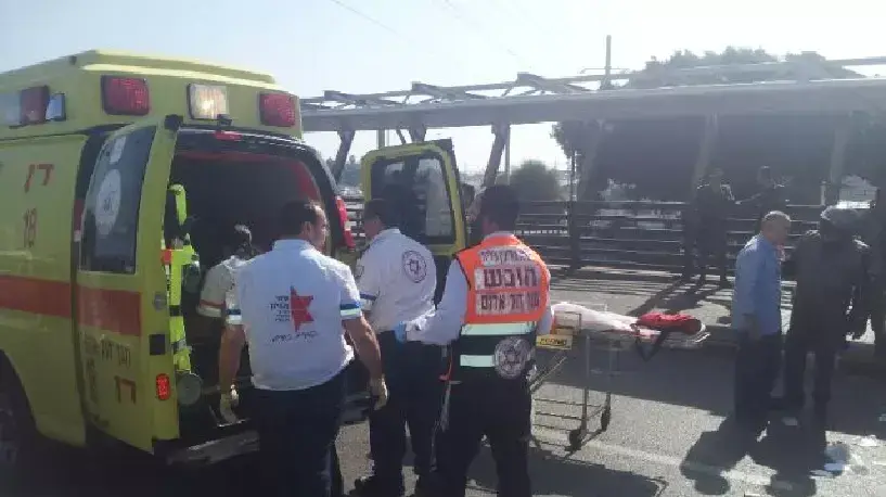 צעיר נדקר בתחנת רכבת ההגנה בתל אביב, חשד לפיגוע צעיר נדקר בתחנת רכבת ההגנה בתל אביב, חשד לפיגוע