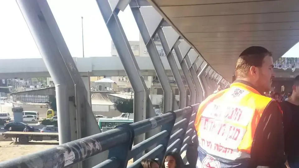 זירת הדקירה בתחנת רכבת ההגנה, תל אביב זירת הדקירה בתחנת רכבת ההגנה, תל אביב