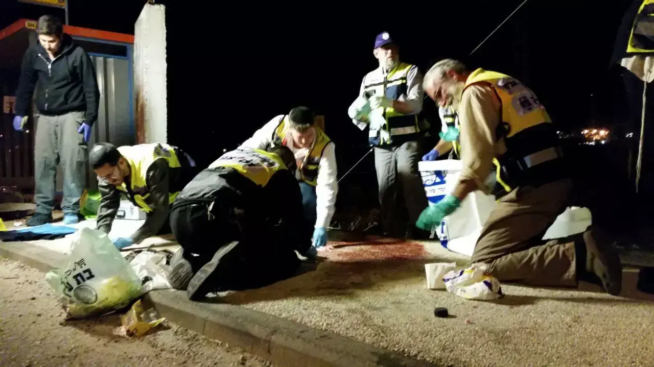 אנשי זק"א בזירת הפיגוע בגוש עציון אנשי זק"א בזירת הפיגוע בגוש עציון