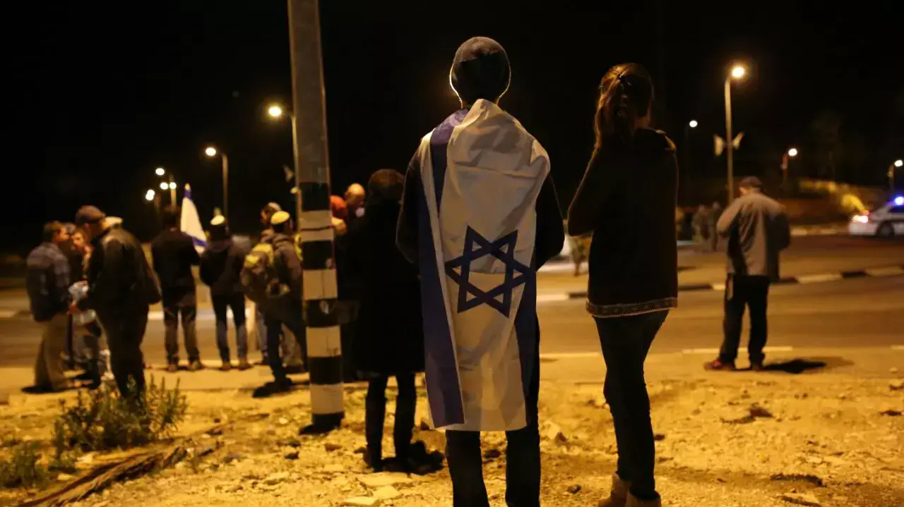 הפגנה בצומת גוש עציון בעקבות הפיגוע באלון שבות, נובמבר 2014 הפגנה בצומת גוש עציון בעקבות הפיגוע באלון שבות, נובמבר 2014
