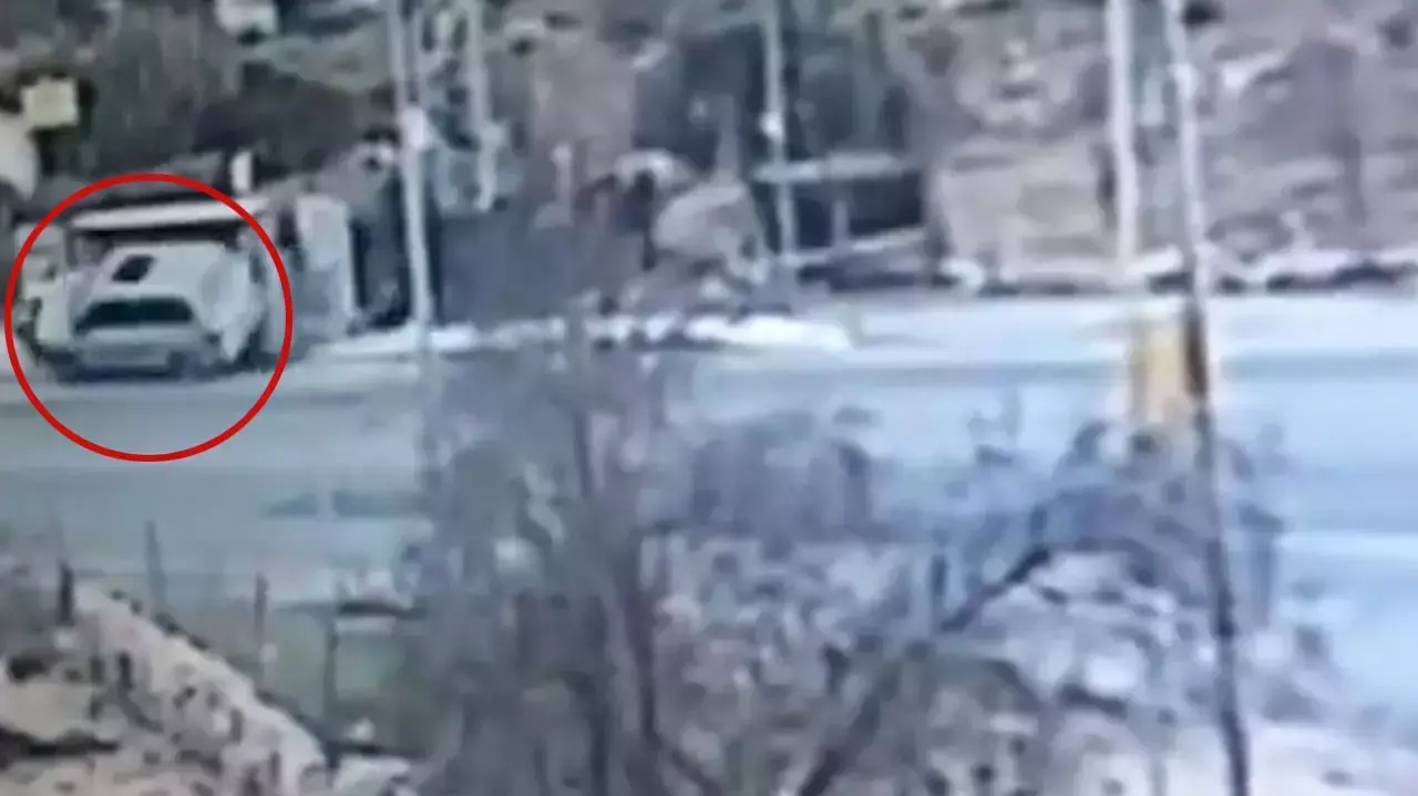 תיעוד רגעי האימה: המחבל משתולל, רוצח צעירה - ומנוטרל תיעוד רגעי האימה: המחבל משתולל, רוצח צעירה - ומנוטרל