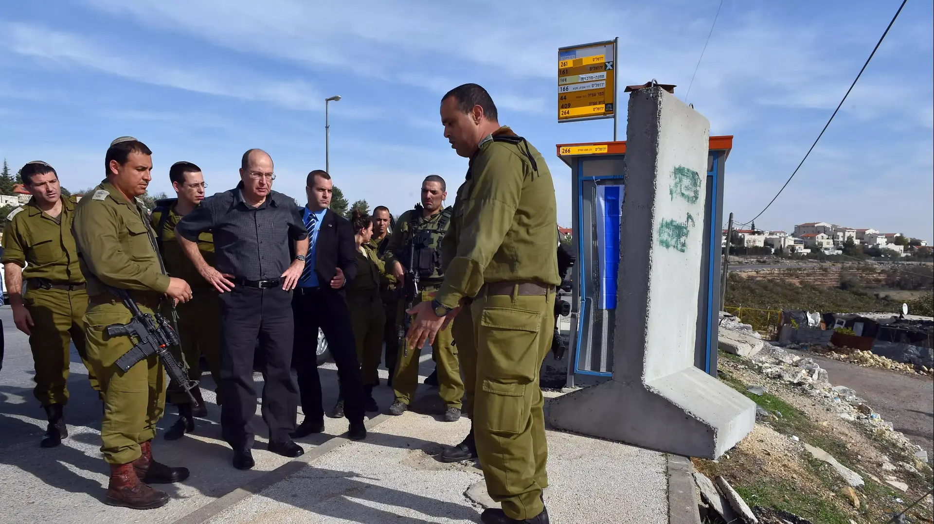 שר הביטחון, משה (בוגי) יעלון, מסיורו במקום הפיגוע אתמול בגוש עציון ובחטמ"ר עציון,נובמבר 2014 שר הביטחון, משה (בוגי) יעלון, מסיורו במקום הפיגוע אתמול בגוש עציון ובחטמ"ר עציון,נובמבר 2014