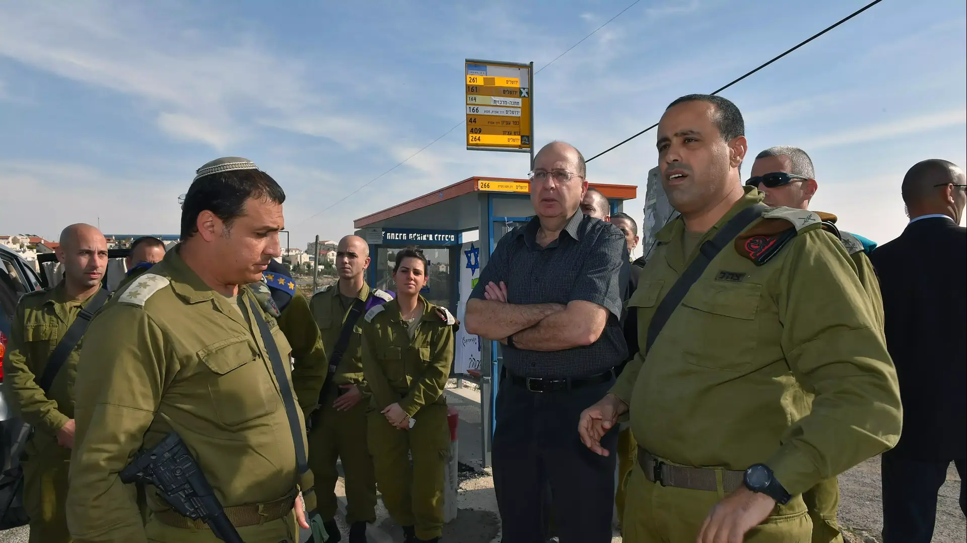 שר הביטחון, משה (בוגי) יעלון, מסיורו במקום הפיגוע אתמול בגוש עציון ובחטמ"ר עציון,נובמבר 2014 שר הביטחון, משה (בוגי) יעלון, מסיורו במקום הפיגוע אתמול בגוש עציון ובחטמ"ר עציון,נובמבר 2014