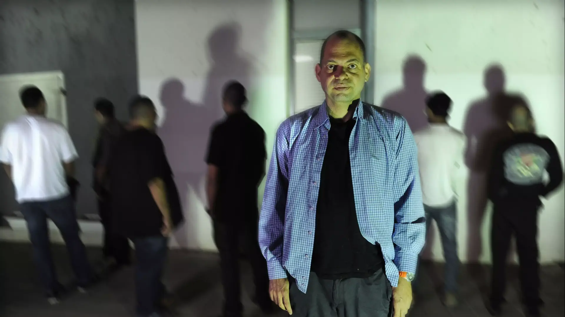 תמיר אשמן מדריך בקבוצת טיפול גברים על רקע אלימות במשפחה