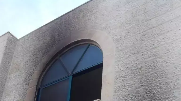 מסגד הוצת הבוקר על ידי מתנחלים בכפר אל-מורייר, שמצפון-מזרח לרמאללה, נובמבר 2014 מסגד הוצת הבוקר על ידי מתנחלים בכפר אל-מורייר, שמצפון-מזרח לרמאללה, נובמבר 2014