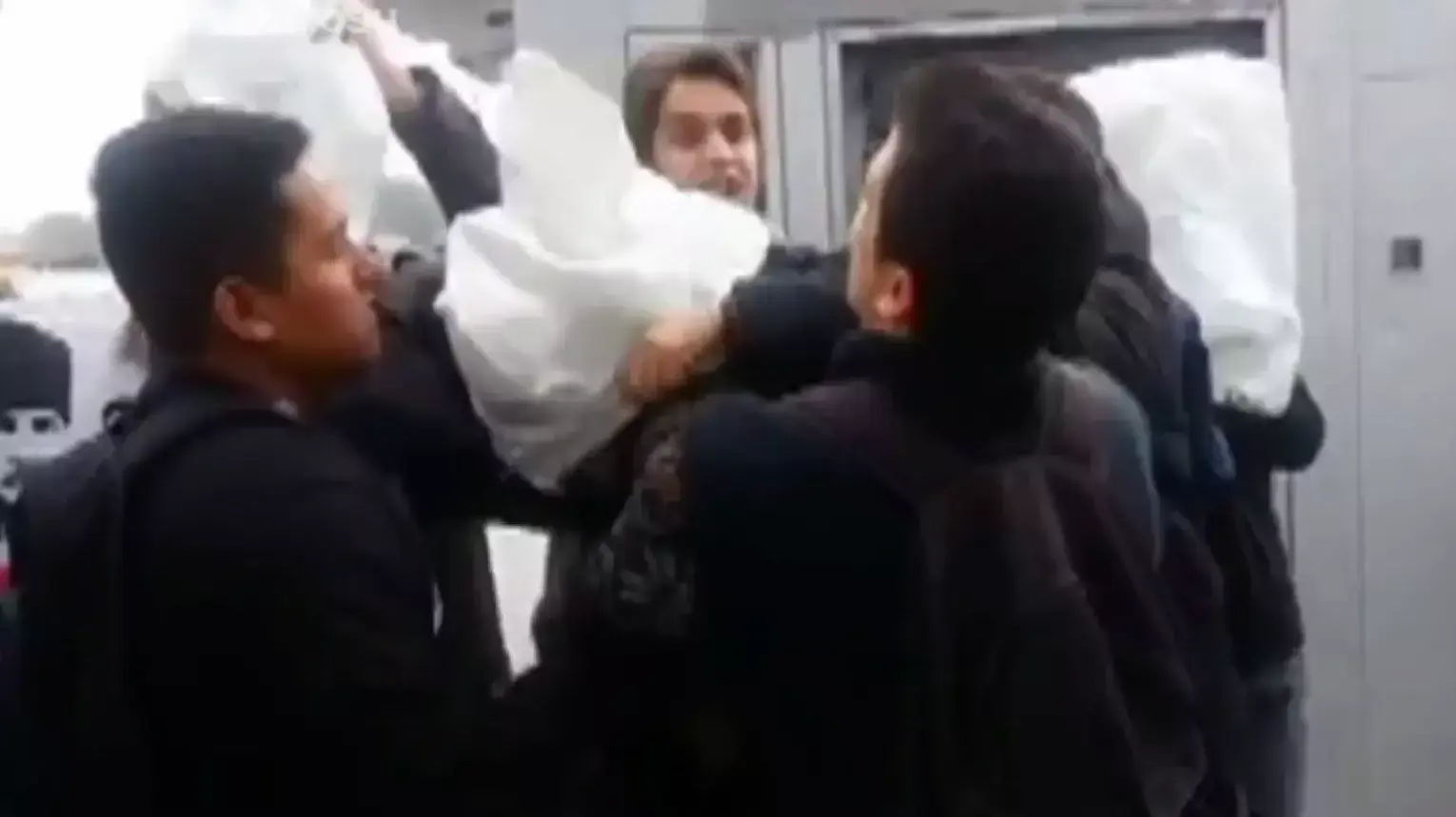 טורקים תוקפים מלחים אמריקנים בנמל איסטנבול  נובמבר 2014