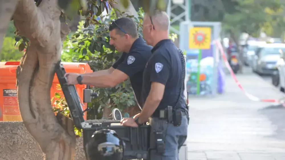 חבלנים בזירת המטענים ברחוב משה סנה בבת ים, נובמבר 2014 חבלנים בזירת המטענים ברחוב משה סנה בבת ים, נובמבר 2014