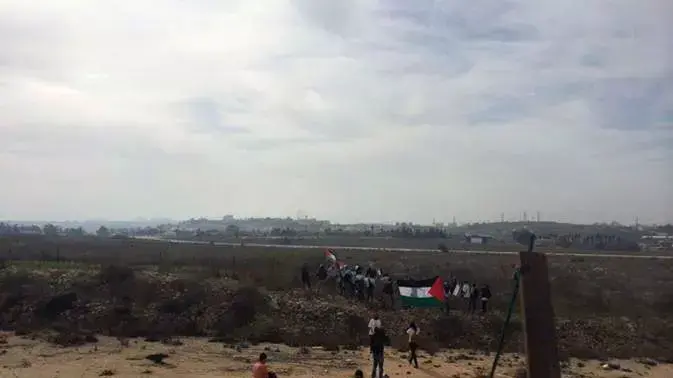 פעילים פלסטינים חוצים את גדר ההפרדה סמוך למחסום קלנדיה פעילים פלסטינים חוצים את גדר ההפרדה סמוך למחסום קלנדיה