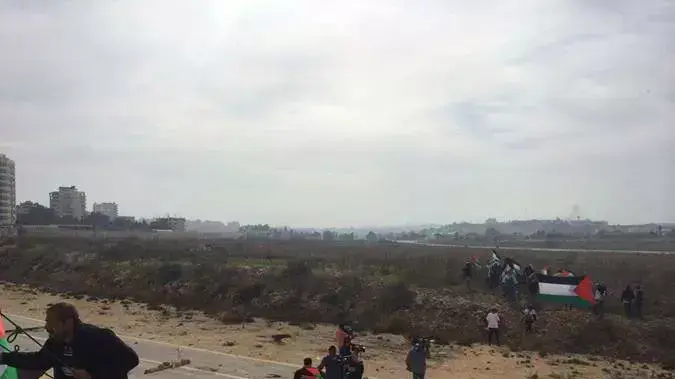 פעילים פלסטינים חוצים את גדר ההפרדה סמוך למחסום קלנדיה פעילים פלסטינים חוצים את גדר ההפרדה סמוך למחסום קלנדיה