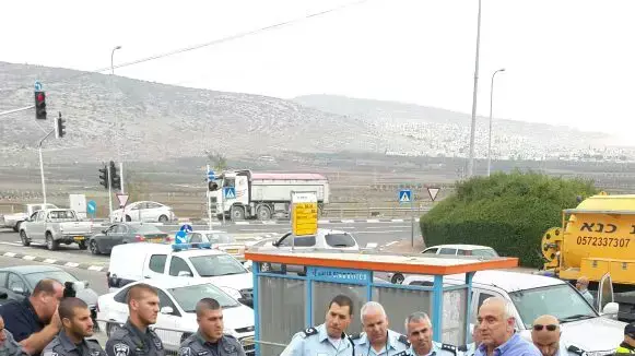 השר לביטחון הפנים יצחק אהרונוביץ' בביקורו בכפר כנא עקב מות הצעיר הערבי חיר א-דין חמדאן