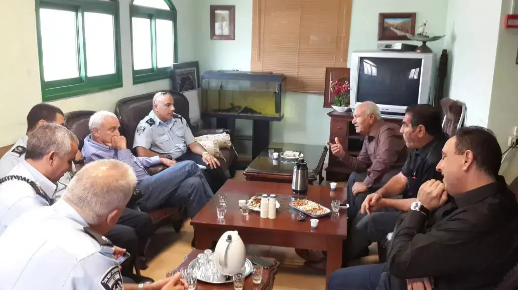 השר לביטחון הפנים יצחק אהרונוביץ' בביקורו בכפר כנא עקב מות הצעיר הערבי חיר א-דין חמדאן השר לביטחון הפנים יצחק אהרונוביץ' בביקורו בכפר כנא עקב מות הצעיר הערבי חיר א-דין חמדאן