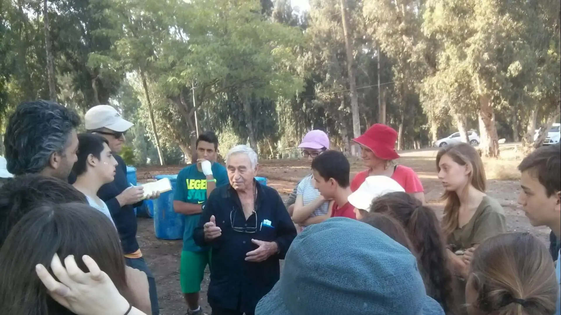 אמקה כנרתי עם תלמידי כתה ט' מבית הספר "זומר" שברמת גן, שמקימים גשר עץ היסטורי מעל הירדן נובמבר 2014 אמקה כנרתי עם תלמידי כתה ט' מבית הספר "זומר" שברמת גן, שמקימים גשר עץ היסטורי מעל הירדן נובמבר 2014
