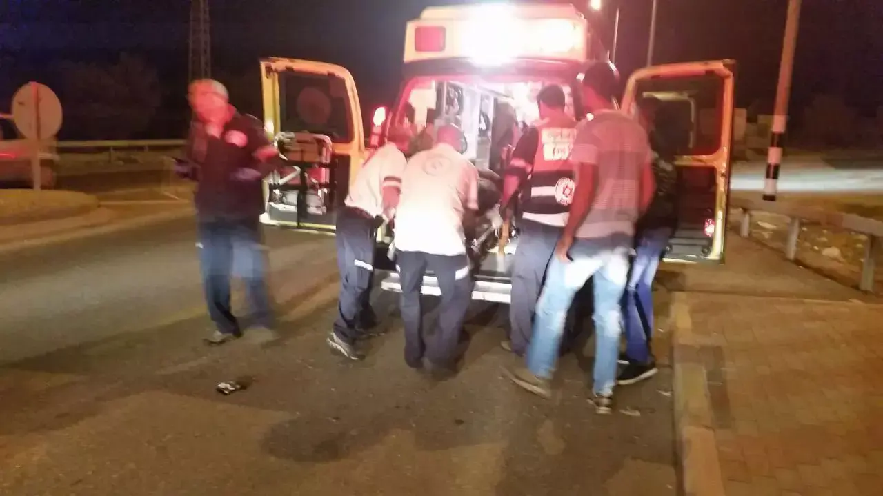 צוותי מד"א מפנים פצועים לאחר הקטטה ביישוב אבו סנאן, שבגליל המערבי, 15 בנובמבר 2014 צוותי מד"א מפנים פצועים לאחר הקטטה ביישוב אבו סנאן, שבגליל המערבי, 15 בנובמבר 2014