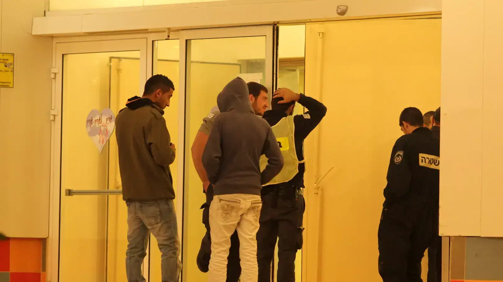 כוחות משטרה בכניסה לבית החולים גליל מערבי נהריה לאחר קטטה המונית באבו סנאן, נובמבר 2014