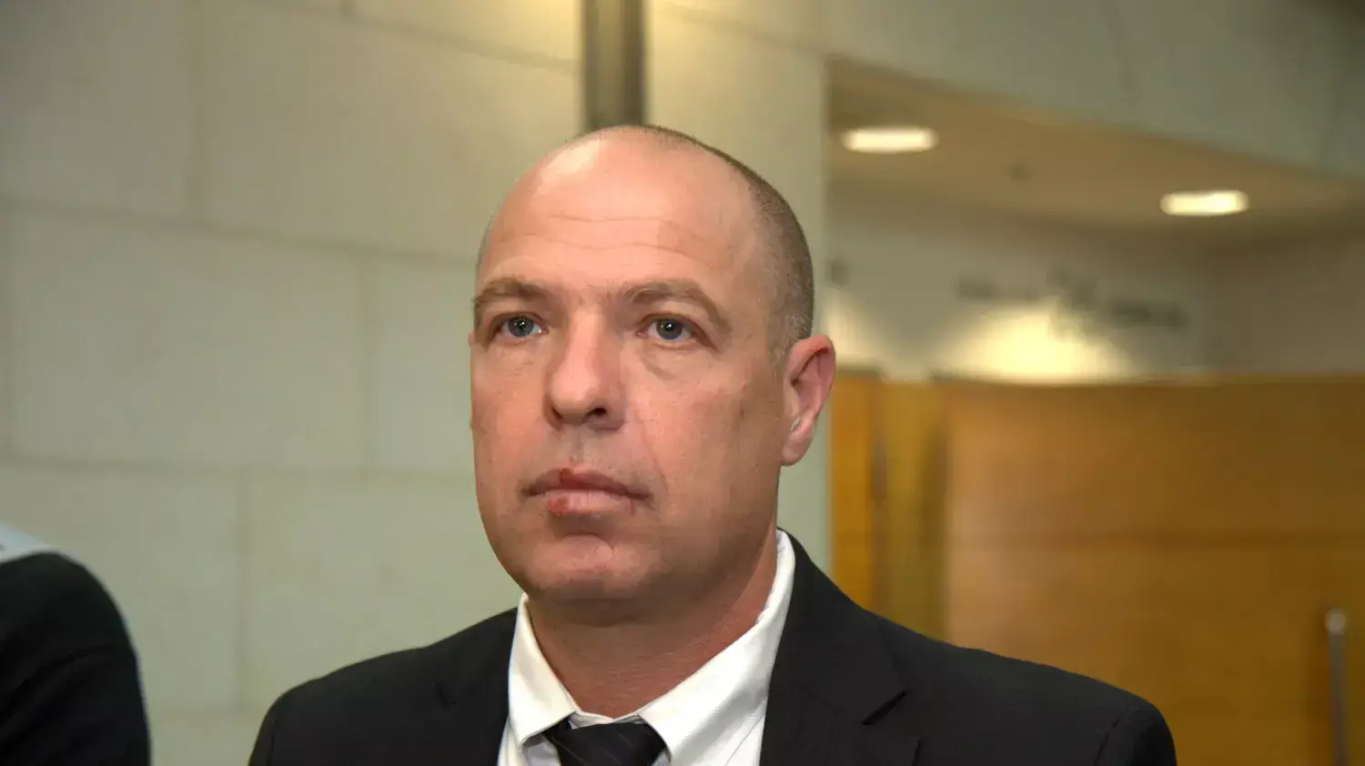 חשוד בניסיון לסחוט את בנק לאומי בדיון בבית משפט השלום בראשון לציון, נובמבר 2014 חשוד בניסיון לסחוט את בנק לאומי בדיון בבית משפט השלום בראשון לציון, נובמבר 2014