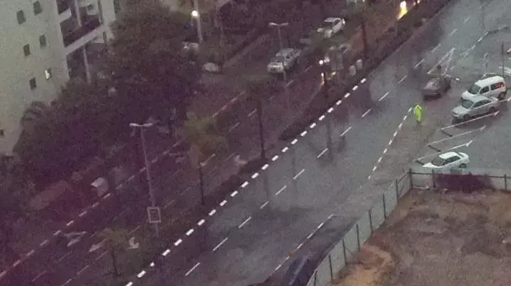 תחנת אוטובוס בחולון שקעה בגלל הגשם, 16 בנובמבר 2014 תחנת אוטובוס בחולון שקעה בגלל הגשם, 16 בנובמבר 2014