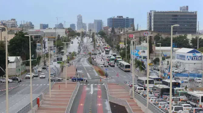 "ציר המוות"-רחוב ז'בוטינסקי בפתח תקווה, נובמבר 2014 "ציר המוות"-רחוב ז'בוטינסקי בפתח תקווה, נובמבר 2014