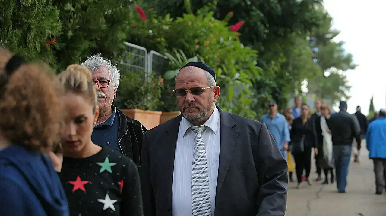 דוד אפל בהלווייתו של בני תבין, בית העלמין נס ציונה, נובמבר 2014 דוד אפל בהלווייתו של בני תבין, בית העלמין נס ציונה, נובמבר 2014
