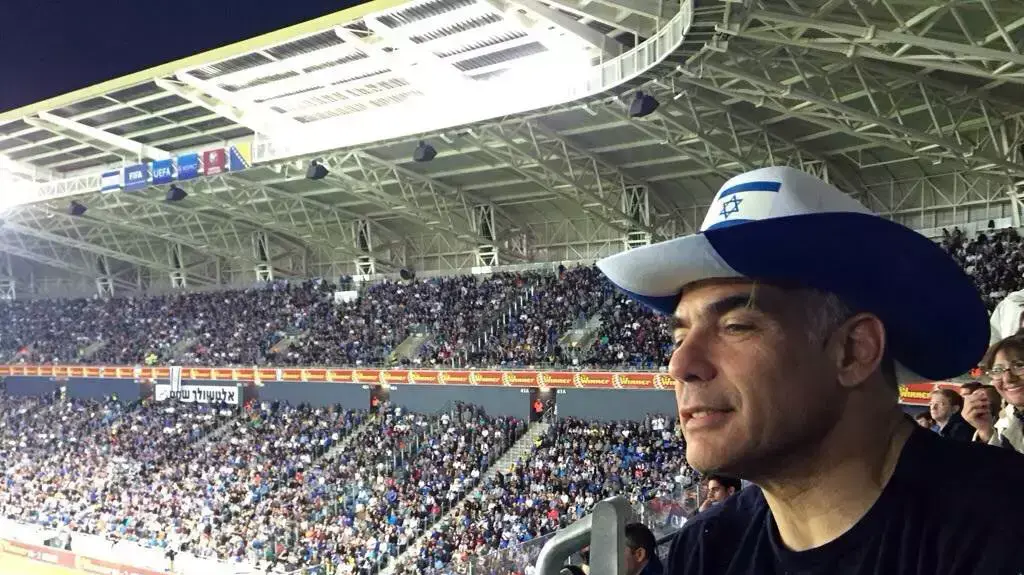 שר האוצר יאיר לפיד במשחק של נבחרת ישראל בכדורגל שר האוצר יאיר לפיד במשחק של נבחרת ישראל בכדורגל