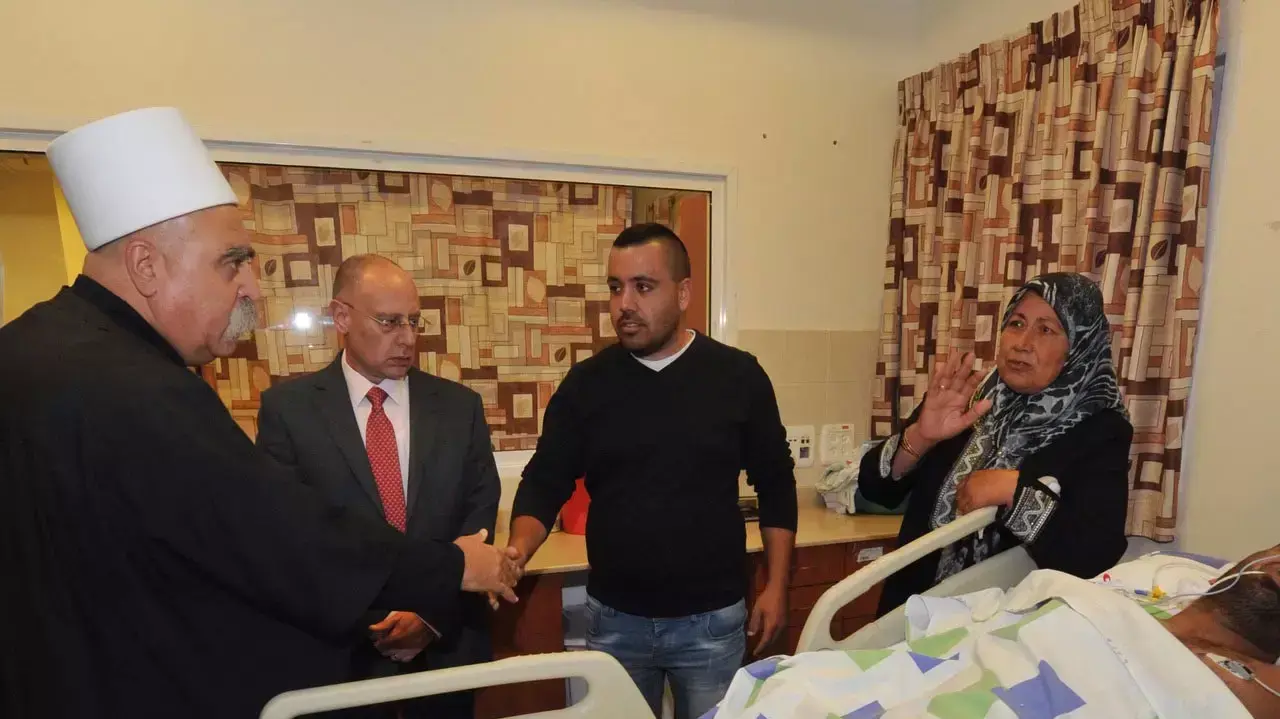 השייח' מוואפק טריף, מנהיגה הרוחני של העדה הדרוזית בישראל מבקר את הפצועים מהתקרית האלימה באבו סנאן מלווה במנהל המרכז הרפואי בנהריה ד"ר מסעד ברהום, נובמבר 2014 השייח' מוואפק טריף, מנהיגה הרוחני של העדה הדרוזית בישראל מבקר את הפצועים מהתקרית האלימה באבו סנאן מלווה במנהל המרכז הרפואי בנהריה ד"ר מסעד ברהום, נובמבר 2014